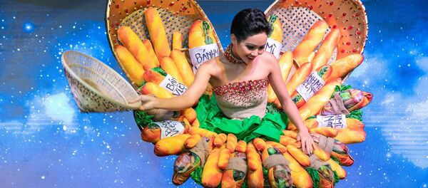 Hình ảnh Hoa hậu H'Hen Niê diện trang phục Bánh mì - Sputnik Việt Nam