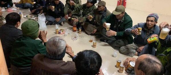 Đây là những người đã ở lại trụ sở VFF đến chiều tối và tụ tập ăn nhậu - Sputnik Việt Nam