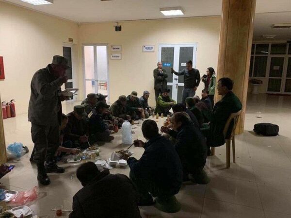 Đây là những người đã ở lại trụ sở VFF đến chiều tối và tụ tập ăn nhậu. Đây là những người đã ở lại trụ sở VFF đến chiều tối và tụ tập ăn nhậu. - Sputnik Việt Nam