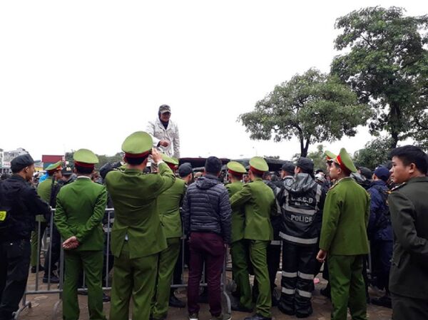 CĐV vẫn tìm cách trèo vào trụ sở VFF sáng 11-12.  - Sputnik Việt Nam