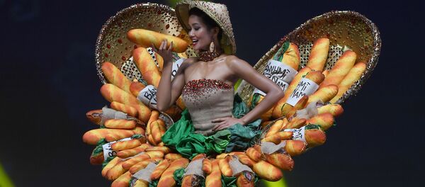 Đại diện Việt Nam H'Hen Nie trong phần thi Trang phục dân tộc tại Hoa hậu Hoàn vũ 2018 ở Thái Lan - Sputnik Việt Nam