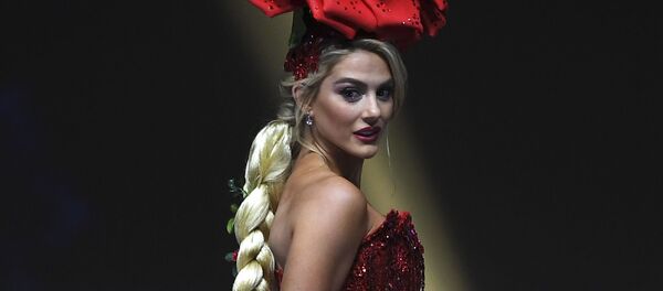 Đại diện Mỹ Sarah Rose Summers trong phần thi Trang phục dân tộc tại Hoa hậu Hoàn vũ 2018 ở Thái Lan - Sputnik Việt Nam