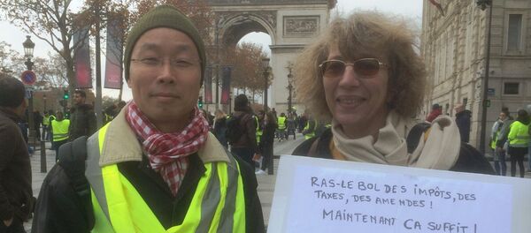 Ông Phạm Phú Cường tham gia phong trào Áo Vàng tại Paris - Sputnik Việt Nam