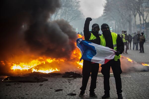 Cuộc biểu tình áo gile vàng ở Paris - Sputnik Việt Nam