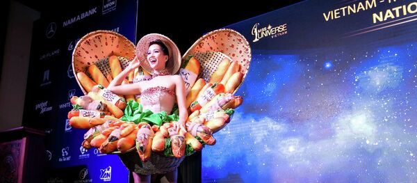 H'Hen Niê và trang phục bánh mì - Sputnik Việt Nam