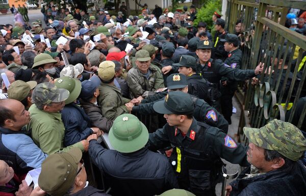 Sáng 10/12, hàng trăm thương binh tập trung bên trong cổng Liên đoàn bóng đá Việt Nam để mua vé ưu tiên.  - Sputnik Việt Nam