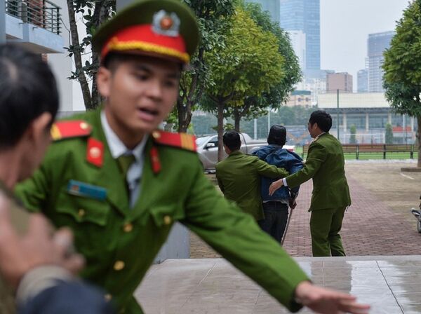 Cảnh sát phải ập vào, cách ly cđv quá khích ra để tránh xô xát - Sputnik Việt Nam