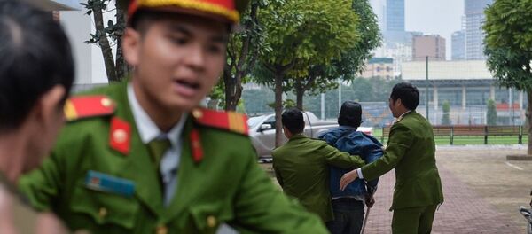 Cảnh sát phải ập vào, cách ly cđv quá khích ra để tránh xô xát - Sputnik Việt Nam