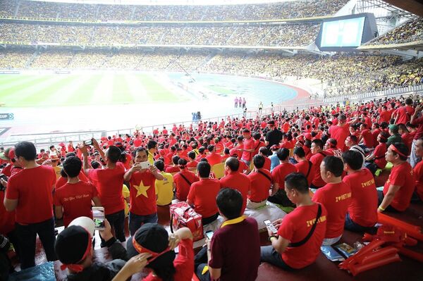 Các cổ động viên Việt Nam tại sân vận động động Bukit Jalil trước giờ bóng lăn. Các cổ động viên Việt Nam tại sân vận động động Bukit Jalil trước giờ bóng lăn. - Sputnik Việt Nam