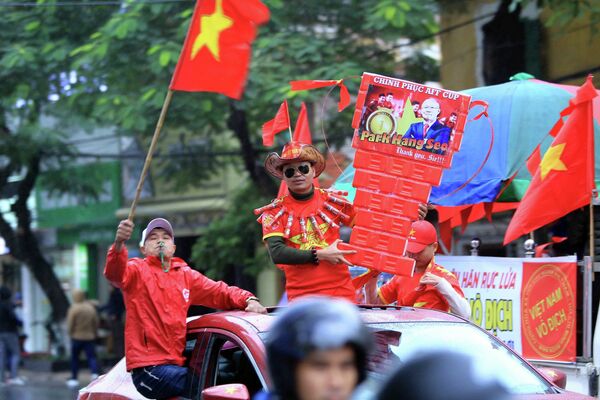 Không khí sôi động mỗi nơi đoàn cổ động viên diễu hành qua.  - Sputnik Việt Nam