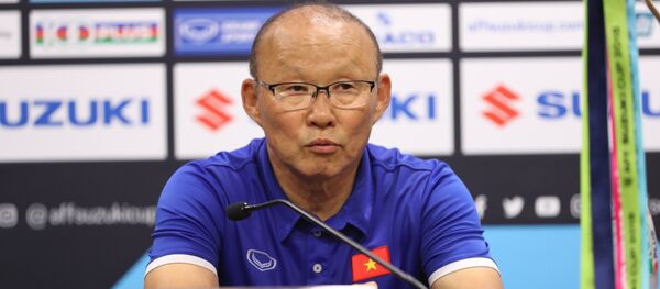 HLV Park Hang Seo trả lời tại buổi họp báo. HLV Park Hang Seo trả lời tại buổi họp báo. - Sputnik Việt Nam