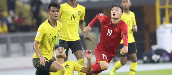 Quang Hải trong vòng vây hậu vệ Malaysia. Quang Hải trong vòng vây hậu vệ Malaysia. - Sputnik Việt Nam