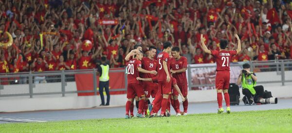 Cầu thủ Việt Nam ăn mừng chiến thắng. Cầu thủ Việt Nam ăn mừng chiến thắng. - Sputnik Việt Nam