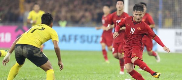 Quang Hải (19) đi bóng qua hậu vệ Malaysia. Quang Hải (19) đi bóng qua hậu vệ Malaysia. - Sputnik Việt Nam