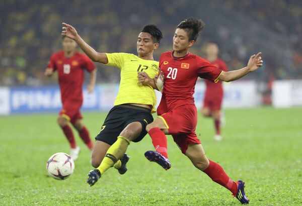 Phan Văn Đức (20) tranh bóng với hậu vệ Malaysia. - Sputnik Việt Nam