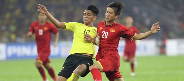 Phan Văn Đức (20) tranh bóng với hậu vệ Malaysia. - Sputnik Việt Nam
