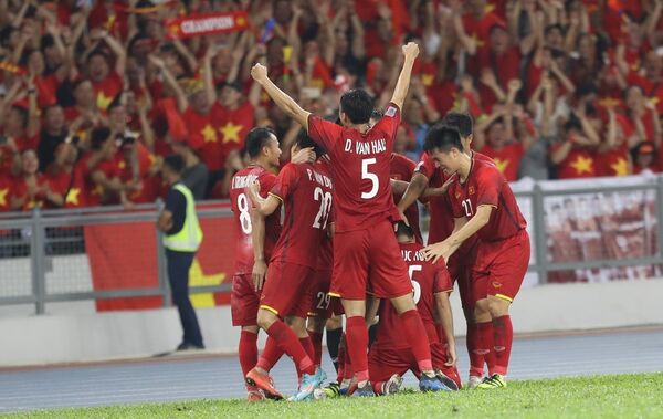 Сầu thủ Việt Nam ăn mừng chiến thắng.  - Sputnik Việt Nam
