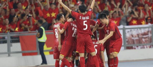 Сầu thủ Việt Nam ăn mừng chiến thắng. Сầu thủ Việt Nam ăn mừng chiến thắng. - Sputnik Việt Nam