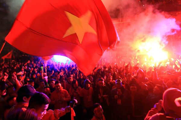 Cổ động viên thành phố Hải Phòng cổ vũ hết mình tại sân vận động Lạch Tray. - Sputnik Việt Nam