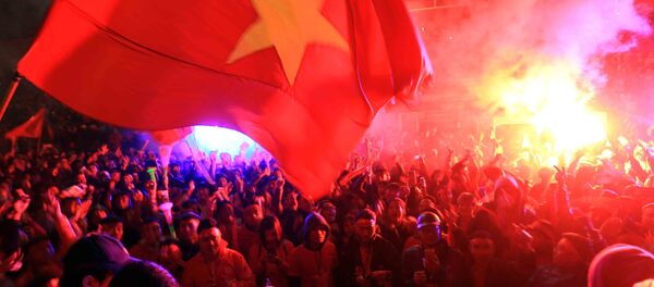 Cổ động viên thành phố Hải Phòng cổ vũ hết mình tại sân vận động Lạch Tray. Cổ động viên thành phố Hải Phòng cổ vũ hết mình tại sân vận động Lạch Tray. - Sputnik Việt Nam