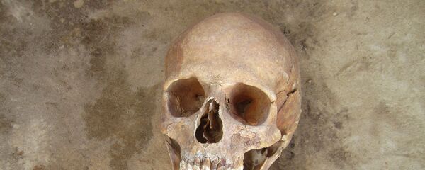 Могила с останками человека с серпом на шее, обнаруженная в Польше - Sputnik Việt Nam