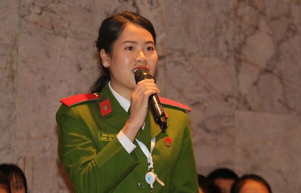 Đại biểu Đinh Song Thương, Học viện Cảnh sát Nhân dân đề nghị Phó Thủ tướng chia sẻ bí quyết học ngoại ngữ. Đại biểu Đinh Song Thương, Học viện Cảnh sát Nhân dân đề nghị Phó Thủ tướng chia sẻ bí quyết học ngoại ngữ. - Sputnik Việt Nam