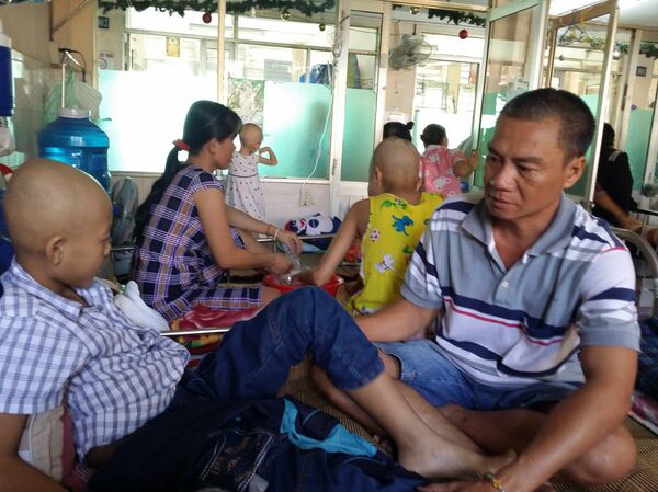 Nghẹn lòng tâm sự của những đứa trẻ mắc bệnh ung thư, anh Trần Tấn Quốc cùng con trai của mình tại bệnh viện Ung Bướu. - Sputnik Việt Nam