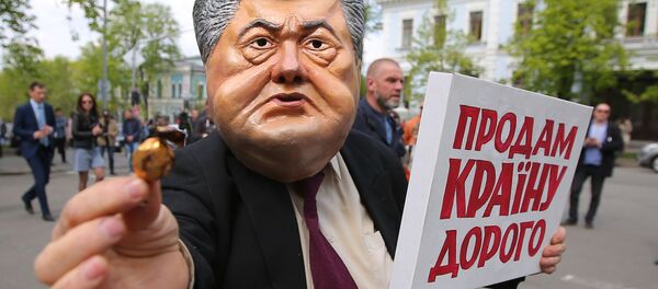 Những người tham gia hoạt động phản đối tổng thống đương nhiệm của Ukraina, ông Piotr Poroshenko, bên ngoài Phủ tổng thống ở Kiev - Sputnik Việt Nam