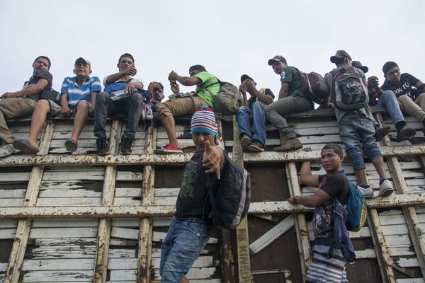 Những người dân di cư từ Honduras đang hòa vào dòng người đi qua lãnh tổ Mexico về hướng biên giới với Hoa Kỳ - Sputnik Việt Nam