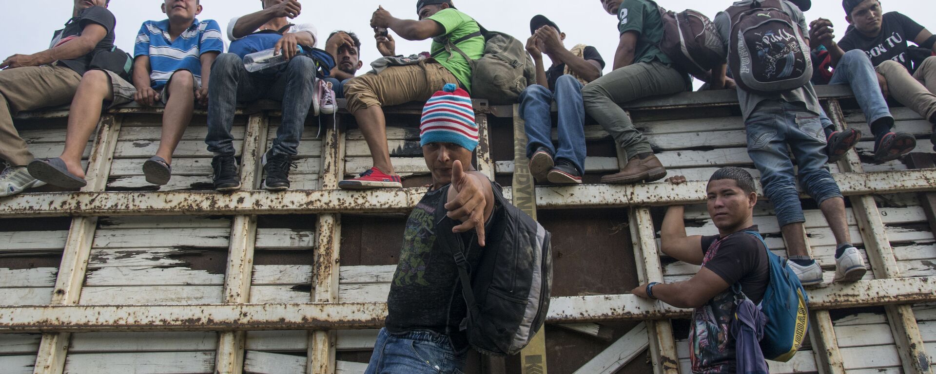 Những người dân di cư từ Honduras đang hòa vào dòng người đi qua lãnh tổ Mexico về hướng biên giới với Hoa Kỳ - Sputnik Việt Nam, 1920, 24.10.2021