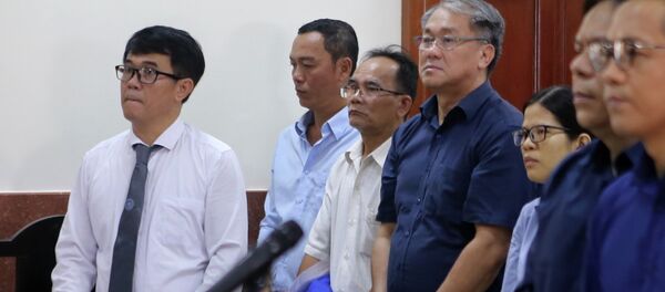 Bị cáo Phạm Công Danh (áo xanh đứng giữa) tại phiên tòa ngày 12/12/2018 Bị cáo Phạm Công Danh (áo xanh đứng giữa) tại phiên tòa ngày 12/12/2018 - Sputnik Việt Nam