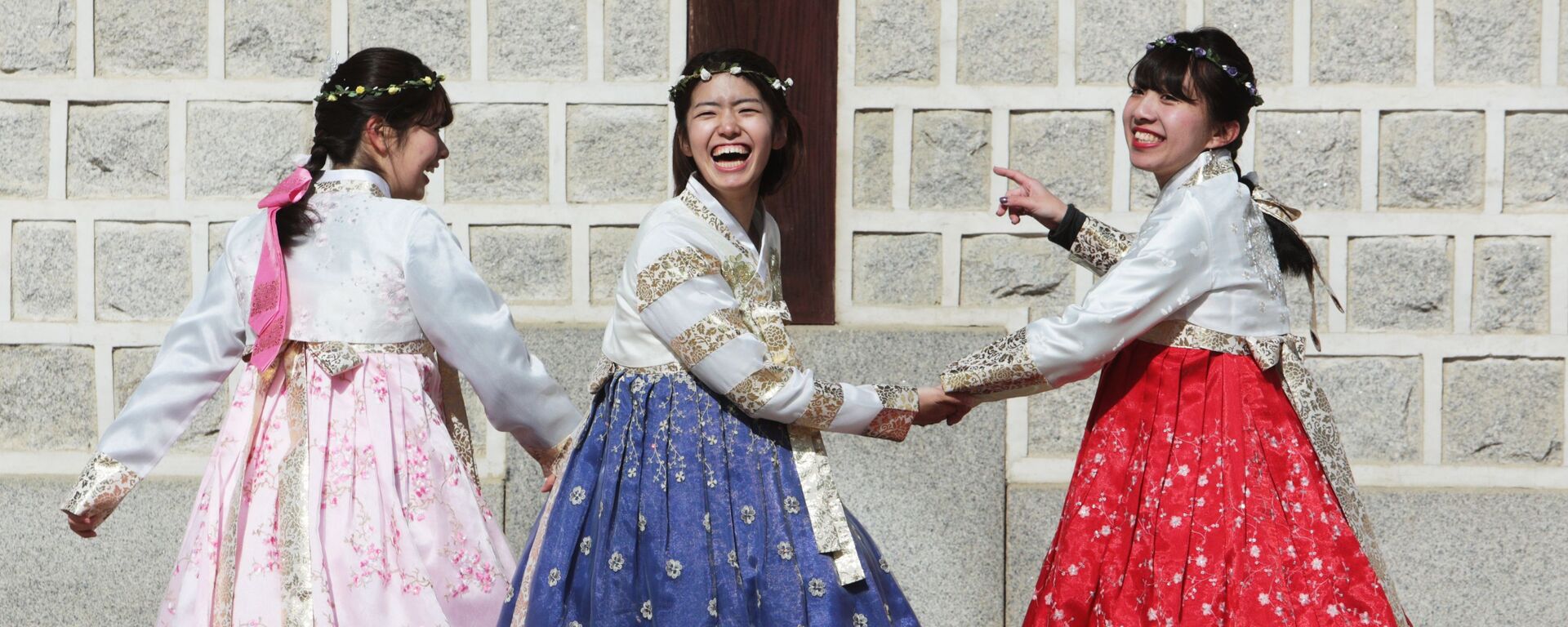 Những cô gái mặc trang phục truyền thống Triều Tiên đang đứng cạnh Cung điện Hoàng gia Gyeongbokgung ở Seoul - Sputnik Việt Nam, 1920, 27.05.2024