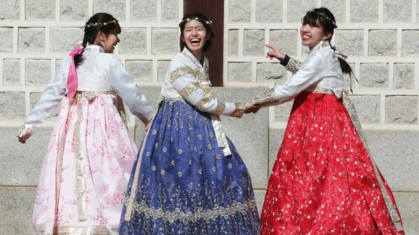 Những cô gái mặc trang phục truyền thống Triều Tiên đang đứng cạnh Cung điện Hoàng gia Gyeongbokgung ở Seoul - Sputnik Việt Nam