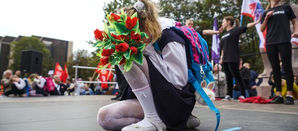 Дети выступают на вселатвийской акции Марш за русские школы НАШ ВЫБОР в Риге - Sputnik Việt Nam