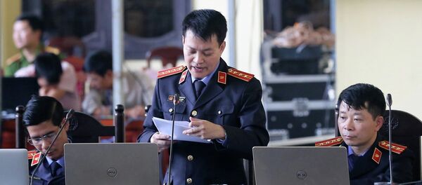Đại diện Viện kiểm sát nhân dân tỉnh Phú Thọ đọc bản luận tội. Đại diện Viện kiểm sát nhân dân tỉnh Phú Thọ đọc bản luận tội. - Sputnik Việt Nam