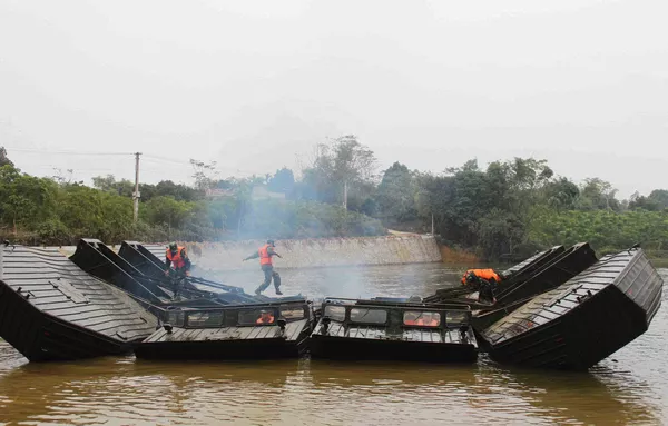 Cán bộ, chiến sỹ Tiểu đoàn 17 huấn luyện vượt sông bằng phà GSP Cán bộ, chiến sỹ Tiểu đoàn 17 huấn luyện vượt sông bằng phà GSP - Sputnik Việt Nam