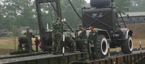 Cán bộ, chiến sĩ công binh Lữ đoàn 543 luyện tập bắc cầu Cán bộ, chiến sĩ công binh Lữ đoàn 543 luyện tập bắc cầu - Sputnik Việt Nam