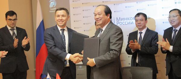 Bộ trưởng, Chủ nhiệm VPCP Mai Tiến Dũng và Bộ trưởng Bộ Phát triển số, thông tin liên lạc và truyền thông đại chúng Liên bang Nga Konstantin Noskov ký Biên bản ghi nhớ giữa Văn phòng Chính phủ Việt Nam và Bộ Phát triển số, thông tin liên lạc và truyền thông đại chúng (Liên bang Nga) về bảo đảm an toàn thông tin mạng trong xây dựng và phát triển Chính phủ điện tử. - Sputnik Việt Nam