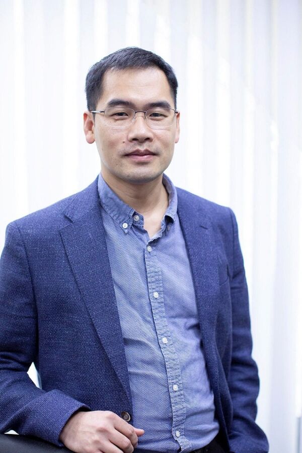 Ông Trần Minh Trung, Tổng giám đốc VinSmart khẳng định 4 mẫu điện thoại Vsmart đầu tiên được mua bản quyền sở hữu trí tuệ trực tiếp từ BQ và sẽ được bán độc quyền tới 28 nước trên thế giới. - Sputnik Việt Nam