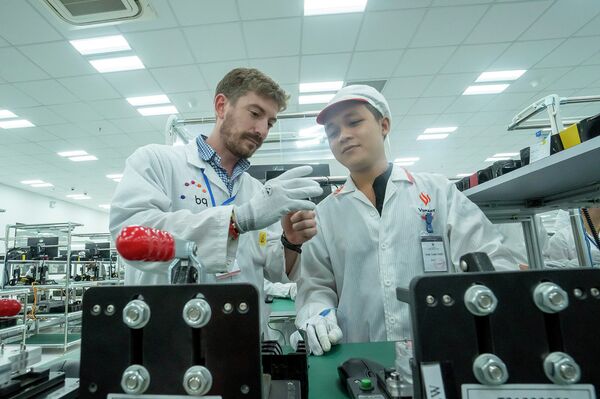 Chiếc điện thoại 5G “made in Vietnam” có gì đặc biệt? Chiếc điện thoại 5G “made in Vietnam” có gì đặc biệt? - Sputnik Việt Nam