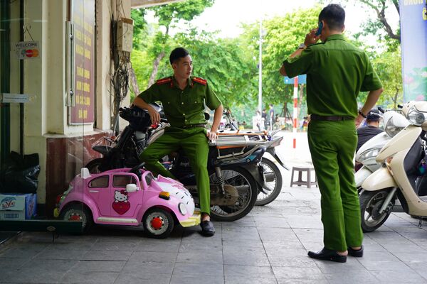 Các nhân viên cảnh sát ở Hà Nội - Sputnik Việt Nam