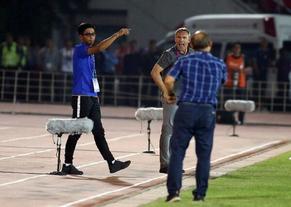 HLV Hey tranh cãi với ông Park Hang Seo ngoài đường piste trong trận Myanmar hòa Việt Nam 0-0 HLV Hey tranh cãi với ông Park Hang Seo ngoài đường piste trong trận Myanmar hòa Việt Nam 0-0 - Sputnik Việt Nam