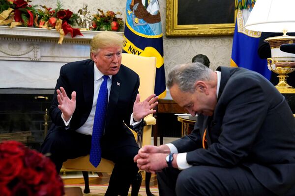 Tổng thống Mỹ Donald Trump và Chuck Schumer trong Phòng Bầu dục của Nhà Trắng - Sputnik Việt Nam