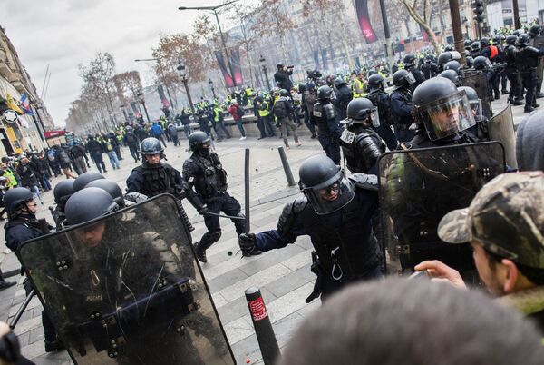 Nhân viên thực thi pháp luật trong thời gian diễn ra phong trào biểu tình áo vàng ở Paris - Sputnik Việt Nam