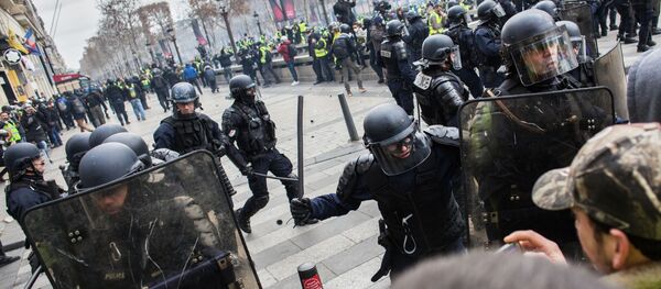 Nhân viên thực thi pháp luật trong thời gian diễn ra phong trào biểu tình áo vàng ở Paris - Sputnik Việt Nam
