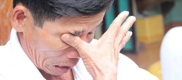 Ông Bùi Thanh Phong lau nước mắt khi nói:  Vợ chồng tôi cũng chưa kịp nói với nó được lời cảm ơn - Sputnik Việt Nam