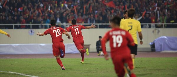 Phút thứ 6, tiền đạo Nguyễn Anh Đức (11) đón đường chuyền từ cánh trái của Quang Hải (19) và tung cú vô lê tuyệt đẹp tung lưới Malaysia, mở tỷ số trận đấu cho đội tuyển Việt Nam. Phút thứ 6, tiền đạo Nguyễn Anh Đức (11) đón đường chuyền từ cánh trái của Quang Hải (19) và tung cú vô lê tuyệt đẹp tung lưới Malaysia, mở tỷ số trận đấu cho đội tuyển Việt Nam. - Sputnik Việt Nam