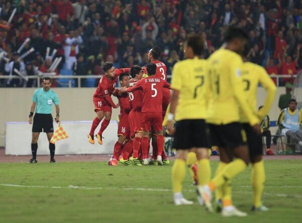 Ngay sau tiếng còi khai cuộc, đội Việt Nam đã tràn lên tấn công và sớm làm cầu trường vỡ tung với bàn thắng mở tỷ số tuyệt đẹp ở phút thứ 6 của tiền đạo Anh Đức (11).  - Sputnik Việt Nam