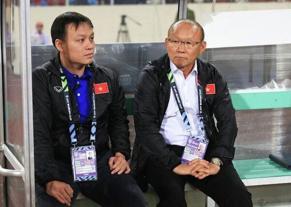 Trái với dự đoán của nhiều người, ngay sau tiếng còi khai cuộc, HLV trưởng Park Hang-seo đã cho đội Việt Nam tràn lên tấn công, gây sức ép liên tục về phía phần sân của Malaysia và điều chỉnh linh hoạt đấu pháp sau khi có bàn thắng dẫn bàn. - Sputnik Việt Nam