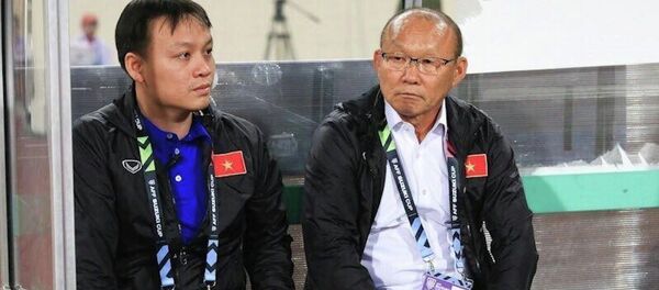 Trái với dự đoán của nhiều người, ngay sau tiếng còi khai cuộc, HLV trưởng Park Hang-seo đã cho đội Việt Nam tràn lên tấn công, gây sức ép liên tục về phía phần sân của Malaysia và điều chỉnh linh hoạt đấu pháp sau khi có bàn thắng dẫn bàn. - Sputnik Việt Nam